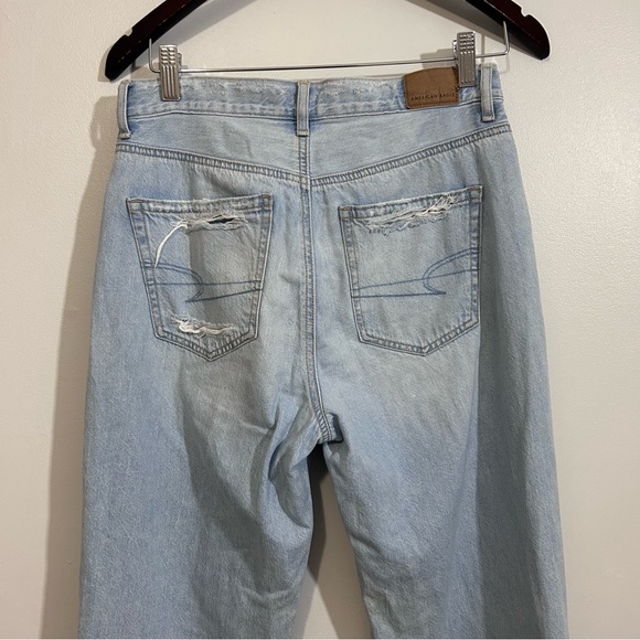 American Eagle Light Wash distressed straight Mom Jeans 4 - Picture 3 of 15